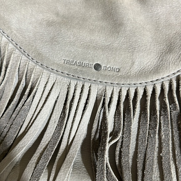 Beautiful grey suede fringe purse. It’s perfect for your daily essentials. - Picture 2 of 5